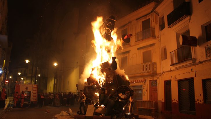 Las imágenes de la «cremà» de las Fallas en Buñol