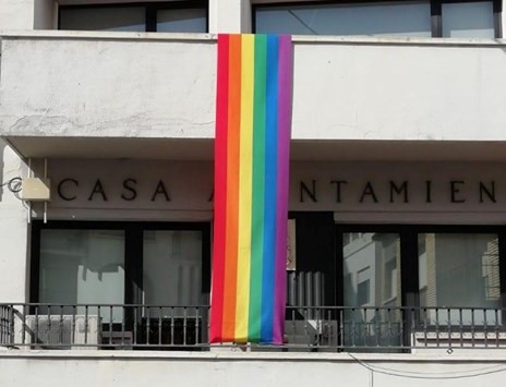 Alborache coloca la bandera LGTBI en el Ayuntamiento