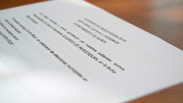 PSOE, EU y Podemos firman el acuerdo de Gobierno para los próximos cuatro años en Buñol