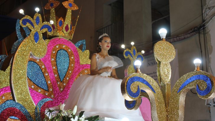 Las imágenes de la Cabalgata y la Batalla de Flores del Día de las Músicas en Buñol