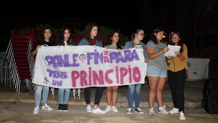 Buñol se suma a la noche violeta contra la violencia de género (imágenes)