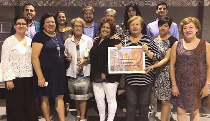 Buñol homenajea a la AECC y al Ganchillo Solidario en el 9 de Octubre