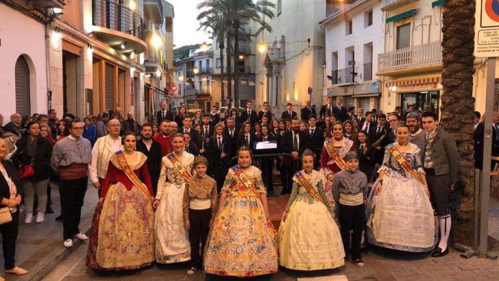 Buñol da el pistoletazo de salida a las Fallas con la «crida» y la exposición del «ninot» (imágenes)
