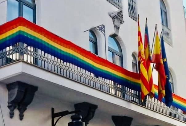 La bandera LGTBI luce en el Ayuntamiento de Buñol