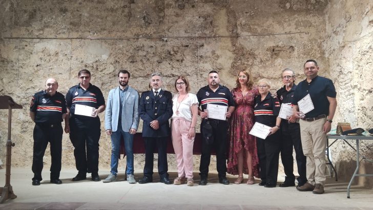 Buñol homenajea a los miembros de Protección Civil