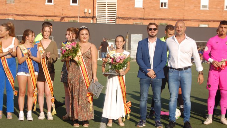 La Reina de la Feria y Fiestas realiza el saque de honor antes del partido del CD Buñol