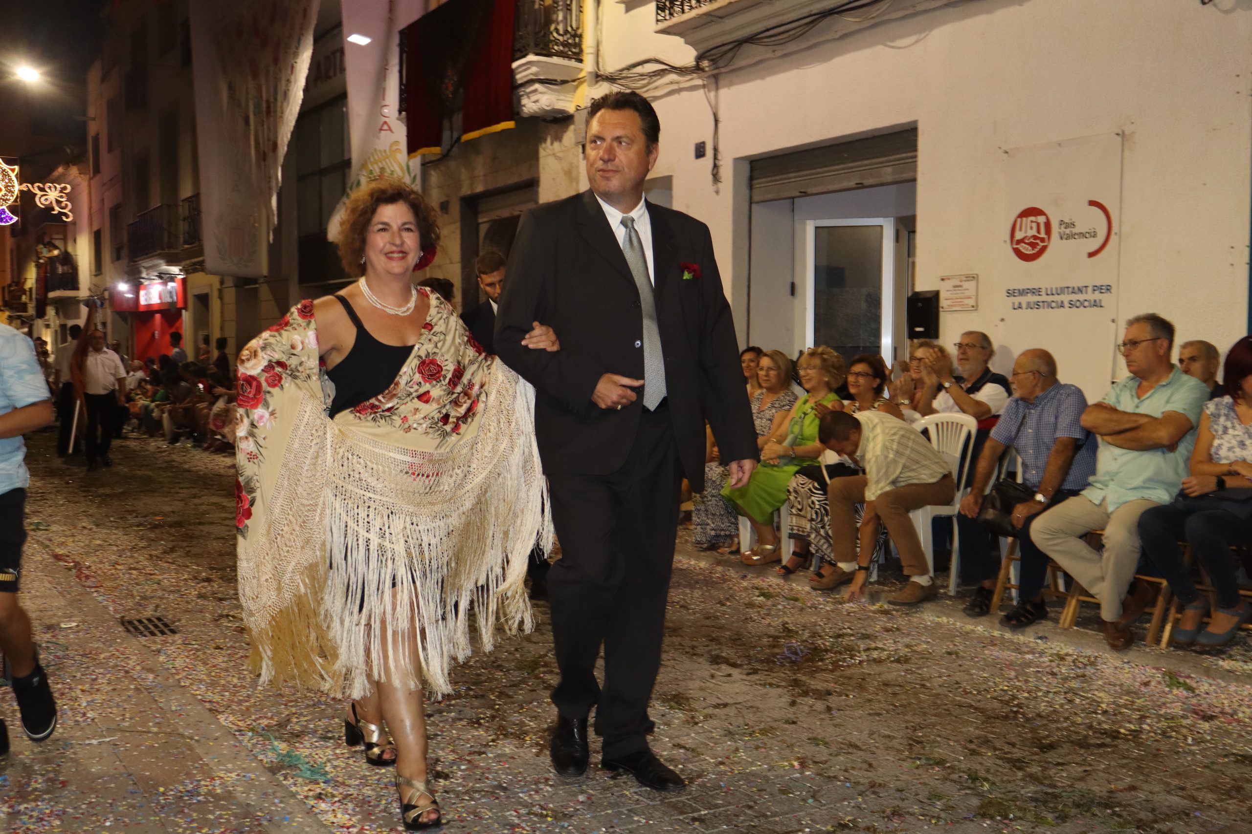 El día grande de La Artística llena Buñol de comparsas, música y