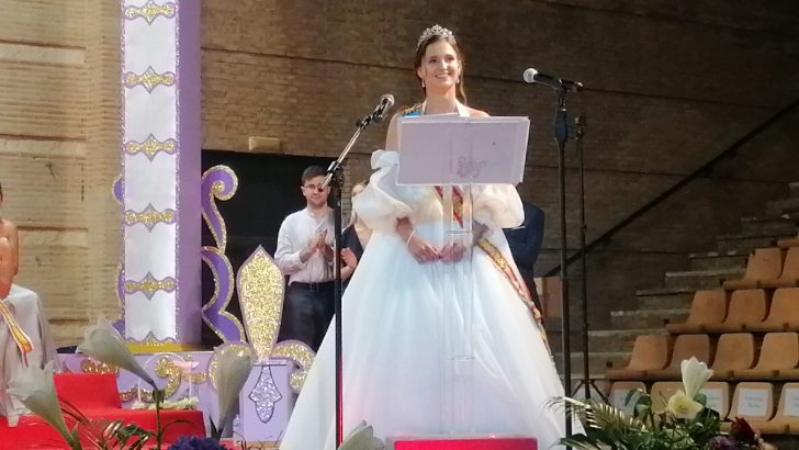 Celeste Agustina deslumbra en su presentación como Reina de las Fiestas de Buñol (imágenes)