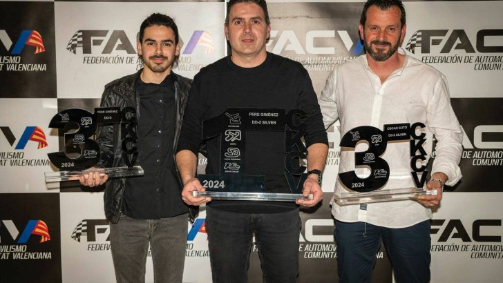 Los pilotos del equipo SBK Competición reciben los trofeos de la temporada 2024