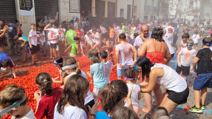 «La Tomatina» infantil de Buñol hace las delicias de pequeños y sus familias (imágenes)
