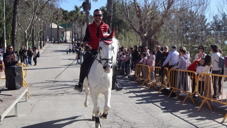 Buñol celebró San Antón con gran participación vecinal y un ambiente festivo
