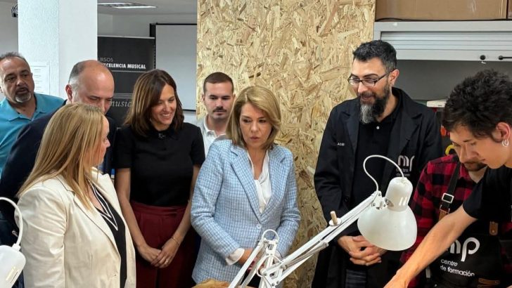 Buñol impulsa la formación y el empleo con la consolidación del título oficial de luthería